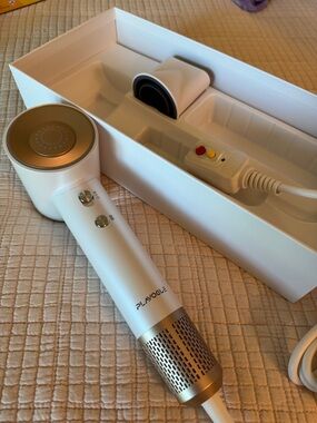 Plavogue High-Speed 300 Million Negative Ionic Blow Dryer.